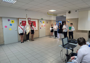 Uczniowie przedstawiający historie 3 Maja