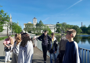 Uczniowie klasy 6a przed Białą Fabryką