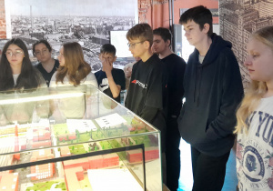 Uczniowie klasy 6a w Muzeum Fabryki