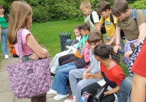Uczniowie podczas lekcji w terenie.