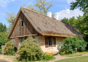 Na zdjęciu skansen w Ogrodzie Botanicznym.