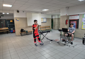 Absolwent szkoły w sposób radosny i przekonywujący opowiada o swoich osiągnieciach po ukończeniu naszej szkoły