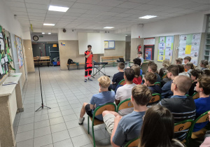 Absolwent szkoły w sposób radosny i przekonywujący opowiada o swoich osiągnieciach po ukończeniu naszej szkoły