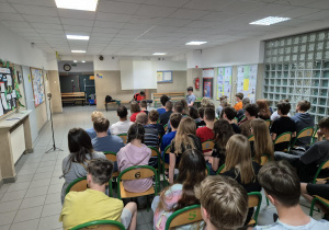 Absolwent szkoły w sposób radosny i przekonywujący opowiada o swoich osiągnieciach po ukończeniu naszej szkoły