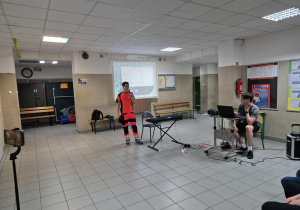 Absolwent szkoły w sposób radosny i przekonywujący opowiada o swoich osiągnieciach po ukończeniu naszej szkoły