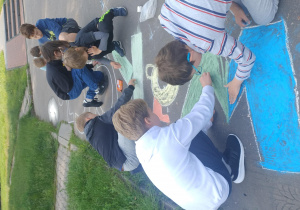 Uczniowie podczas tworzenia napisów i malowideł.