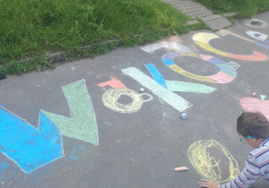 Uczniowie podczas tworzenia napisów i malowideł.