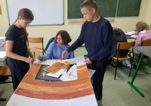 Uczniowie podczas tworzenia wielkoformatowych dekoracji.