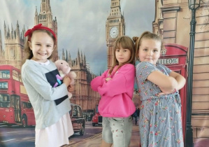 Uczennice pozujące na tle londyńskich zabytków.