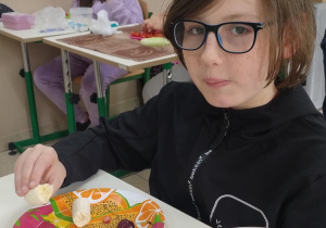 Uczniowie podczas robienia zdrowych, wiosennych kanapek i owocowych deserów.