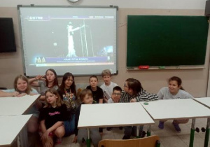 Uczniowie podczas oglądania na żywo start misji NASA.
