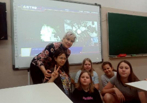 Uczniowie podczas oglądania na żywo start misji NASA.