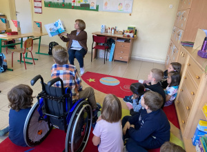 nauczyciel czyta książkę
