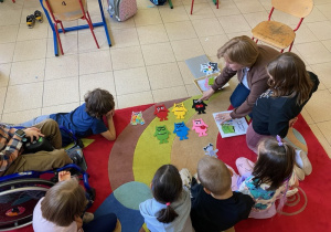 nauczyciel pokazują rekwizyty do tekstu