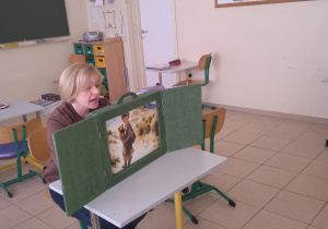 nauczyciel czyta