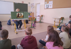nauczyciel czyta