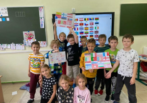 Uczniowie z pracami w klasie