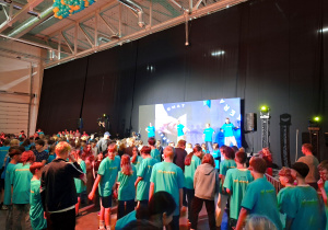 FIT mŁodziaki grupa młodzieży bawiąca się pod sceną