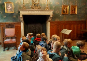 Na zdjęciu uczniowie zwiedzający muzeum.