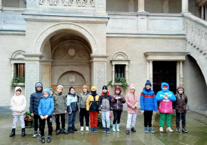 Na zdjęciu uczniowie na tle zamku w Głuchowie.