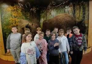 Uczniowie pozujący z częścią ekspozycji muzealnej.