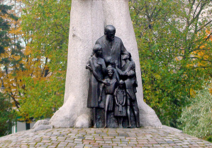 pomnik Janusza Korczaka z dziećmi