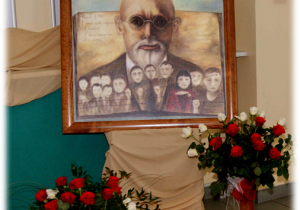 obraz przedstawiający Janusza Korczaka z dziećmi